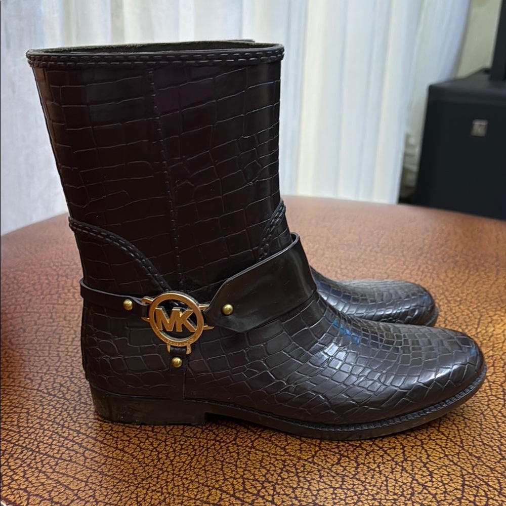 Michael Kors Dark Brown Croc Fulton Embossed Ankle Rubber Rain Boots Size 9